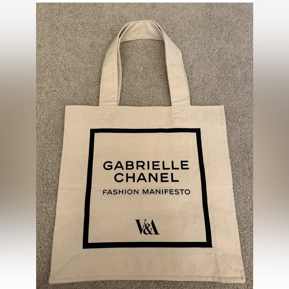 Chanel V&A Gabrielle Chanel Fashion Manifesto canvas tote bag